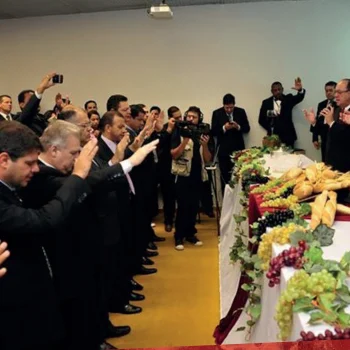 O presidente da Câmara Eduardo Cunha conduz culto dentro do Congresso Nacional. Frente Parlamentar Evangélica defende posições conservadoras no Legislativo. — Foto: Divulgação.