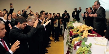 O presidente da Câmara Eduardo Cunha conduz culto dentro do Congresso Nacional. Frente Parlamentar Evangélica defende posições conservadoras no Legislativo. — Foto: Divulgação.