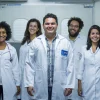 Médico de Família Bruno Stelet (ao centro), com os colegas Mariana Brettas, Monique Oliveira, Thiago Alleyne e Fabiane Panozo, da Clínica da Família Victor Valla: "Especialidade me permitiu oferecer atenção longitudinal". — Foto: Eduardo de Oliveira.