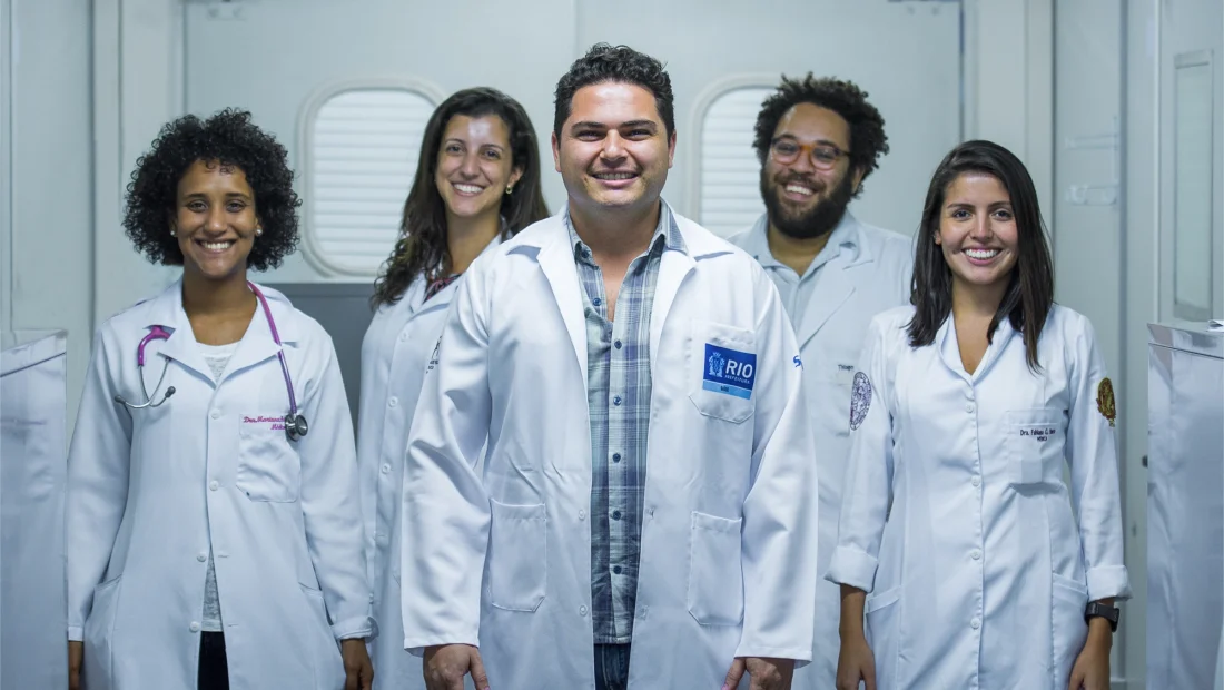 Médico de Família Bruno Stelet (ao centro), com os colegas Mariana Brettas, Monique Oliveira, Thiago Alleyne e Fabiane Panozo, da Clínica da Família Victor Valla: "Especialidade me permitiu oferecer atenção longitudinal". — Foto: Eduardo de Oliveira.