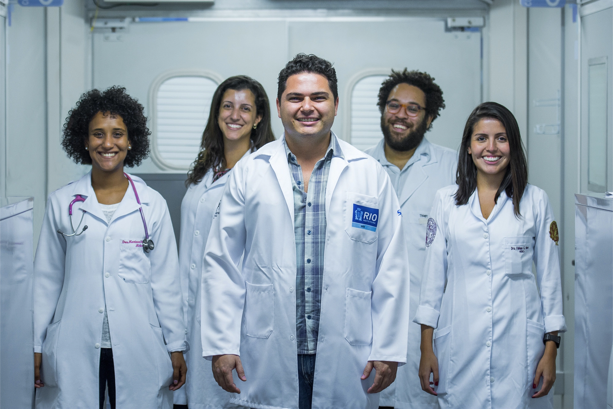 Médico de Família Bruno Stelet (ao centro), com os colegas Mariana Brettas, Monique Oliveira, Thiago Alleyne e Fabiane Panozo, da Clínica da Família Victor Valla: "Especialidade me permitiu oferecer atenção longitudinal". — Foto: Eduardo de Oliveira.