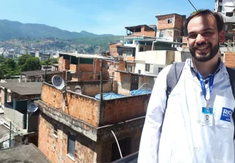 Alisson Lisboa superou os preconceitos da formação profissional, desconstruídos na prática da Medicina de Família e de Comunidade: “É a atenção primária à saúde que vai conseguir universalizar o acesso e coordenar os níveis de atenção”, defende.— Foto: Acervo pessoal.