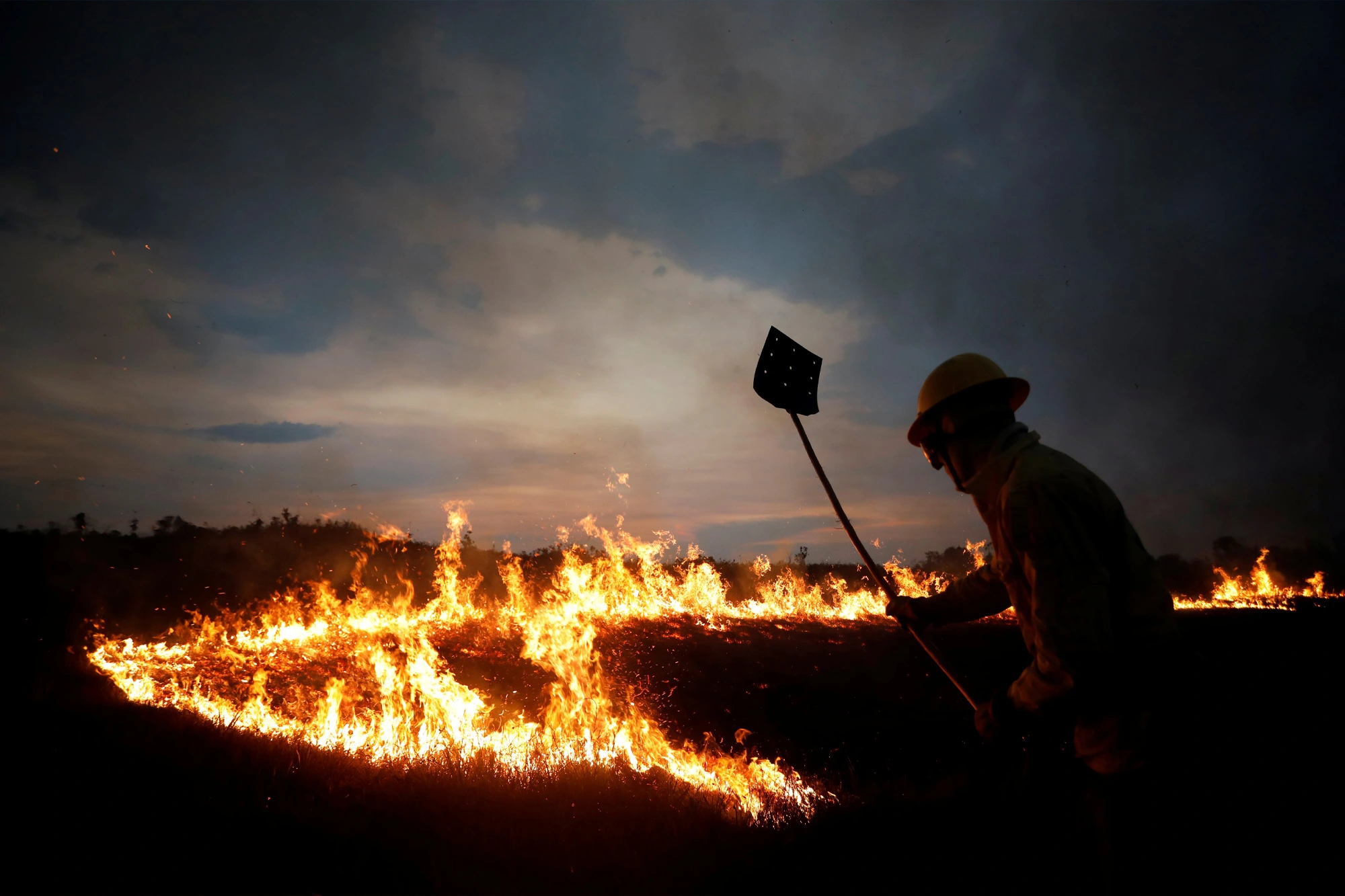 As brigadas indígenas utilizam um amplo conhecimento do território para combater os incêndios florestais. — Foto: Bruno Kelly/Reuters.