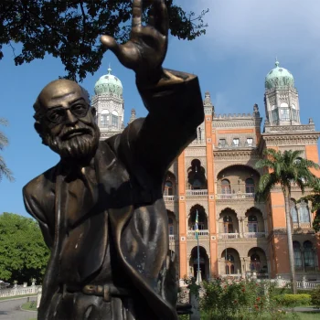 Estátua em homenagem ao médico sanitarista Sérgio Arouca localizado em frente ao Castelo. — Foto: Peter Ilicciev.