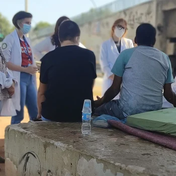 A equipe de Consultório na Rua de Manguinhos, no Rio de Janeiro, durante algumas de suas muitas visitas ao território: acesso, vínculo e histórias de vida. — Foto: Daniel de Souza.