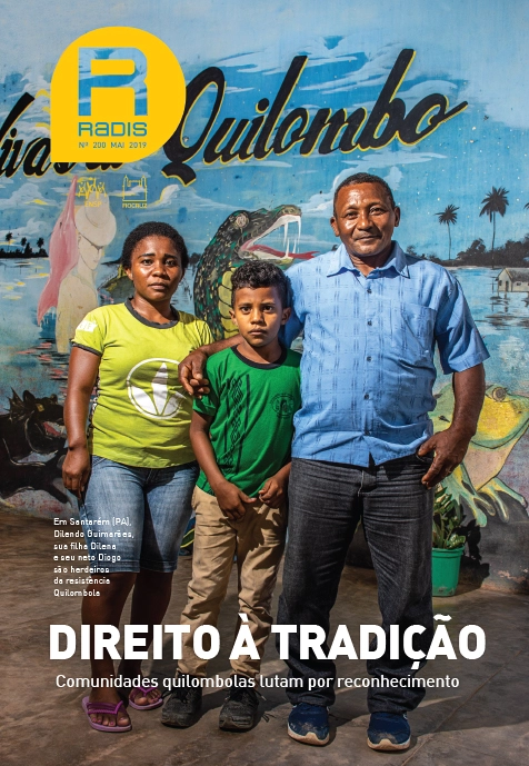 Em Santarém (PA), Dileudo Guimarães, sua filha Dilena e seu neto Diogo são herdeiros da resistência Quilombola. — Foto: Eduardo de Oliveira.