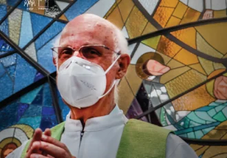 Radis acompanha a rotina de padre Julio Lancellotti, um dos líderes religiosos mais atuantes durante a pandemia de covid-19. — Nossa capa: fotografia de Victor Angelo Caldini