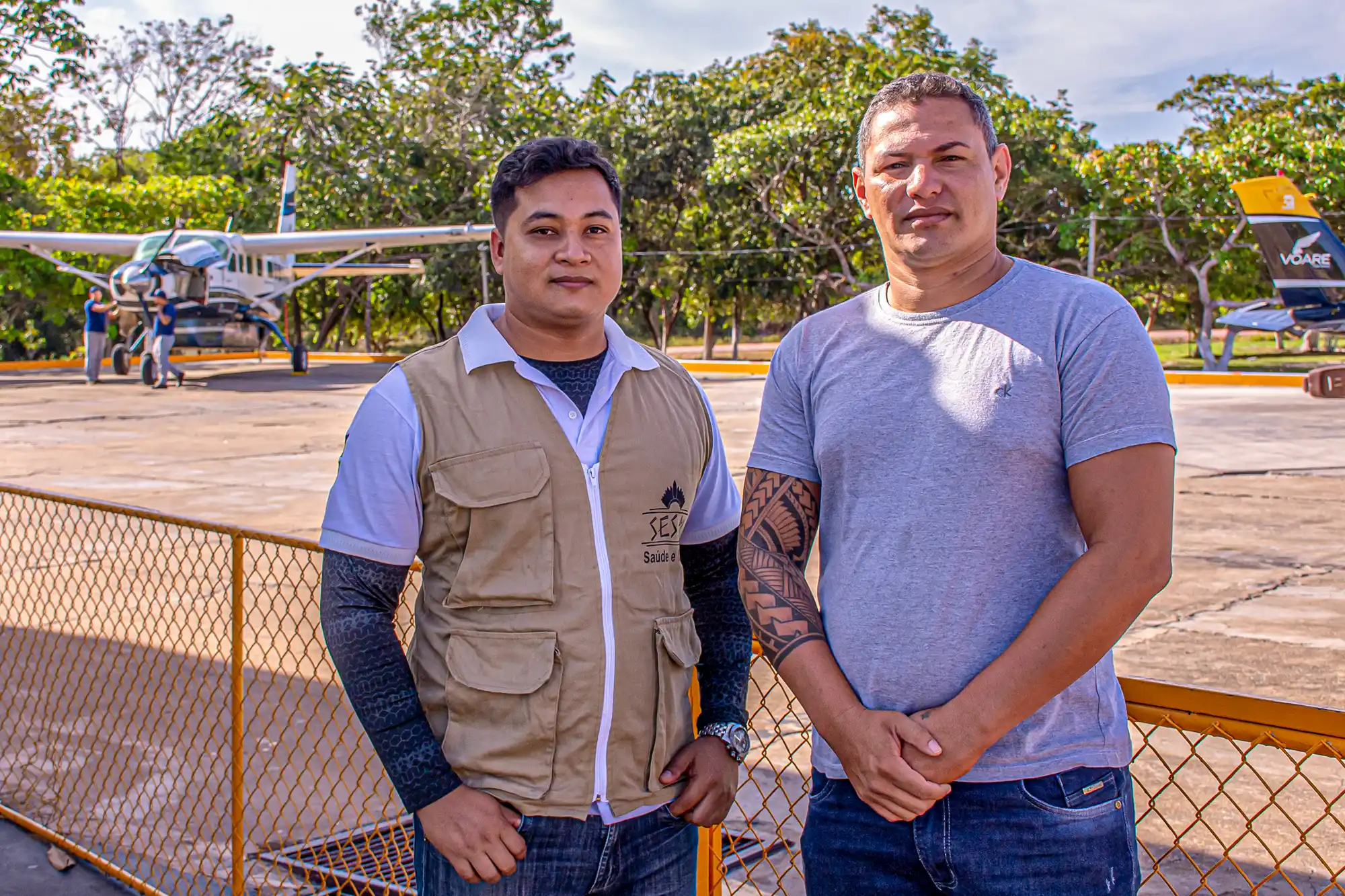 Técnicos de laboratório da Sesai aguardam o início de uma longa jornada que os levaria a Maiá, no Amazonas