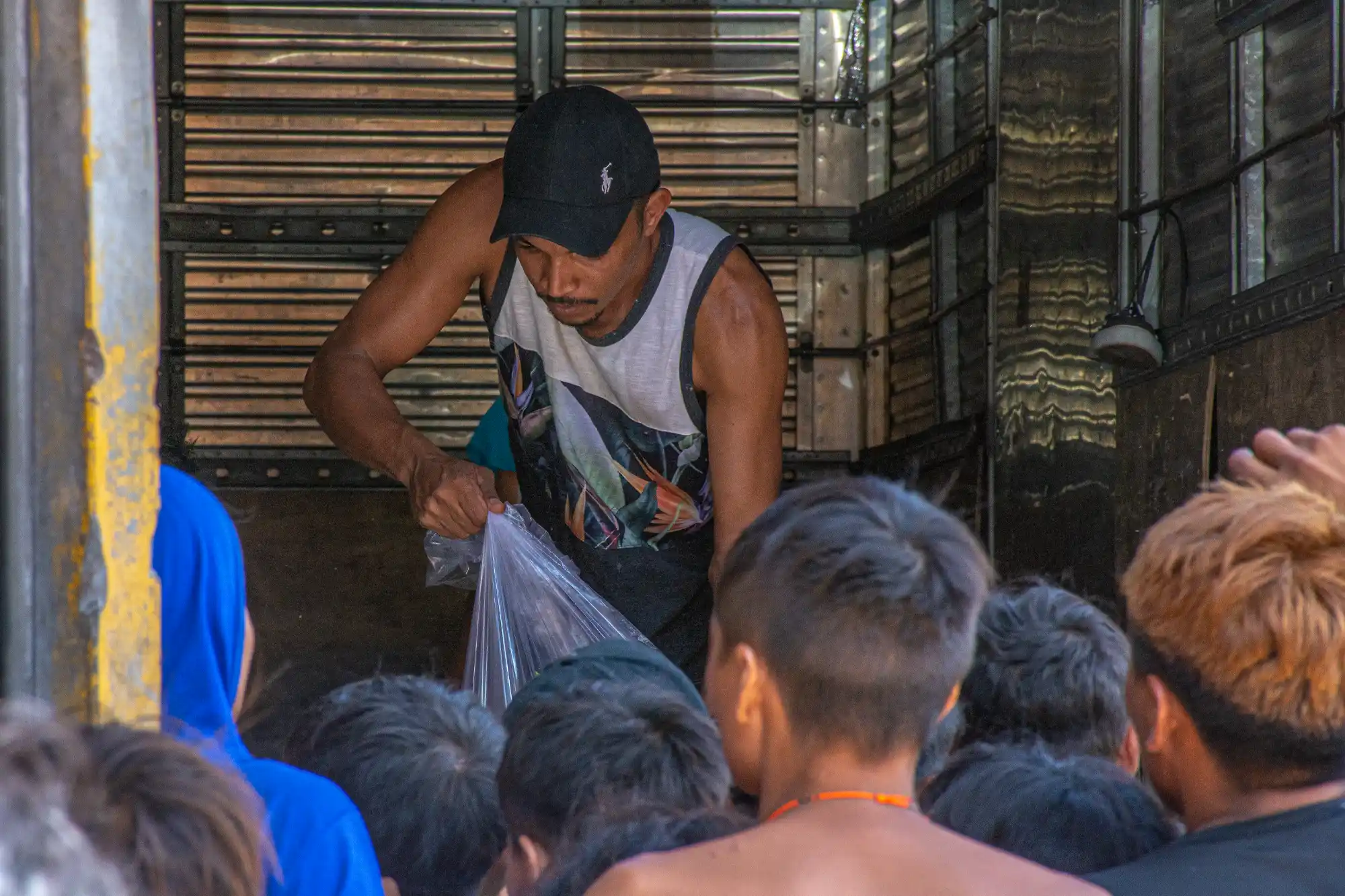 Famílias Yanomami recebem doação de cesta básica com produtos cultivados pela agricultura familiar. — Foto: Eduardo de Oliveira.