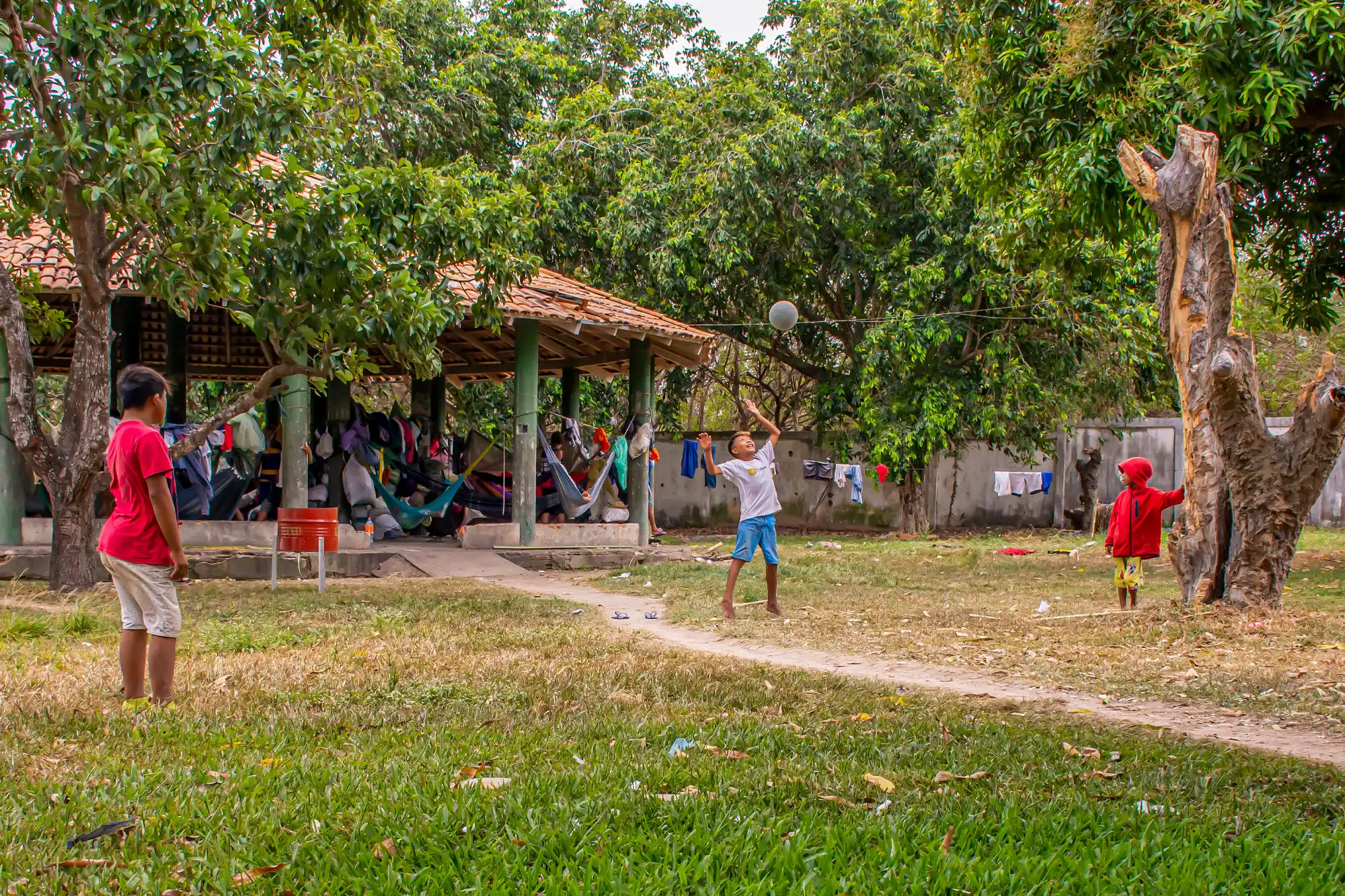 Recriar o território: crianças Yanomami reinventam brincadeiras nos longos meses de convivência na Casai. (— Foto: Eduardo de Oliveira.