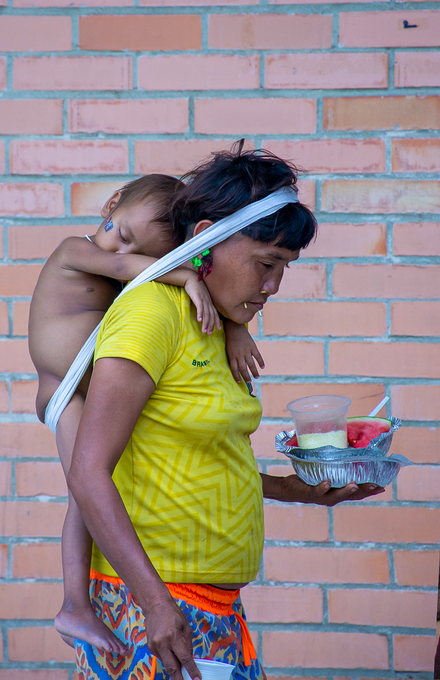 Nos longos meses de espera na Casai, uma das dificuldades das famílias é se adaptar à alimentação diferente de sua cultura.