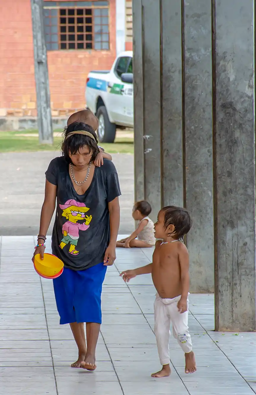 Nos longos meses de espera na Casai, uma das dificuldades das famílias é se adaptar à alimentação diferente de sua cultura. — Foto: Eduardo de Oliveira.