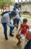 Marico, filho de Ifioma, recebendo a dose de vacina. — Foto: Luiz Felipe Stevanim.