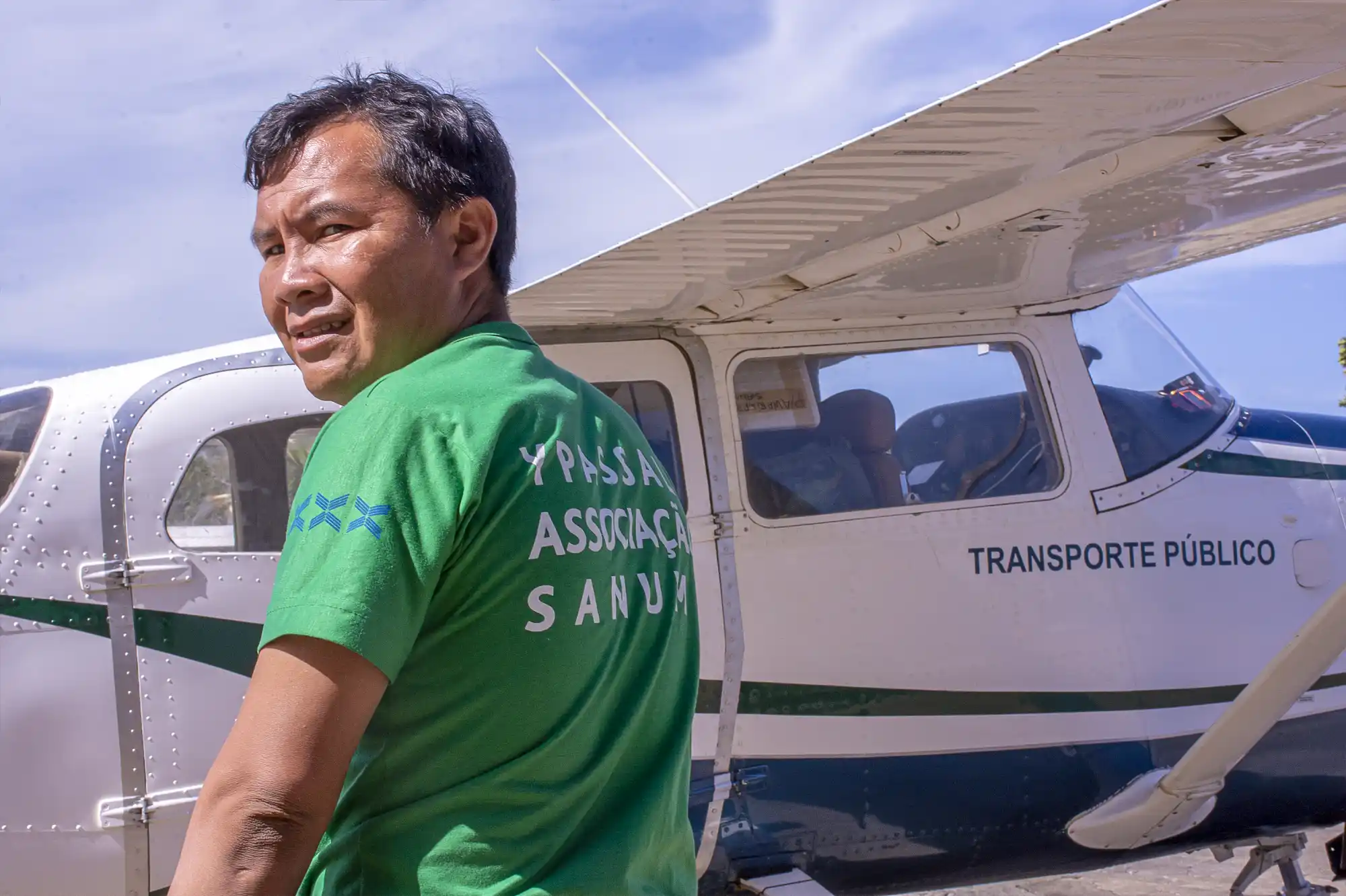 Todos os dias, aviões de pequeno porte levam e trazem equipes de saúde, pacientes, medicamentos e insumos na TIY. — Foto: Eduardo de Oliveira.