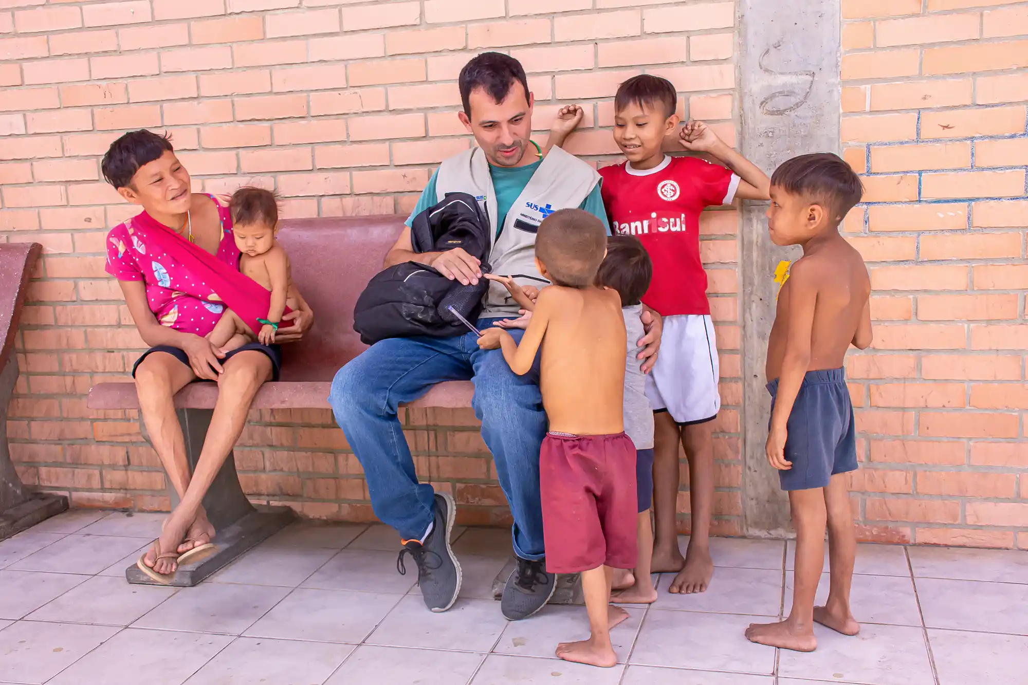 A família de Ifioma, com outras crianças Yanomami: algumas histórias de vida na Casai. — Foto: Eduardo de Oliveira.
