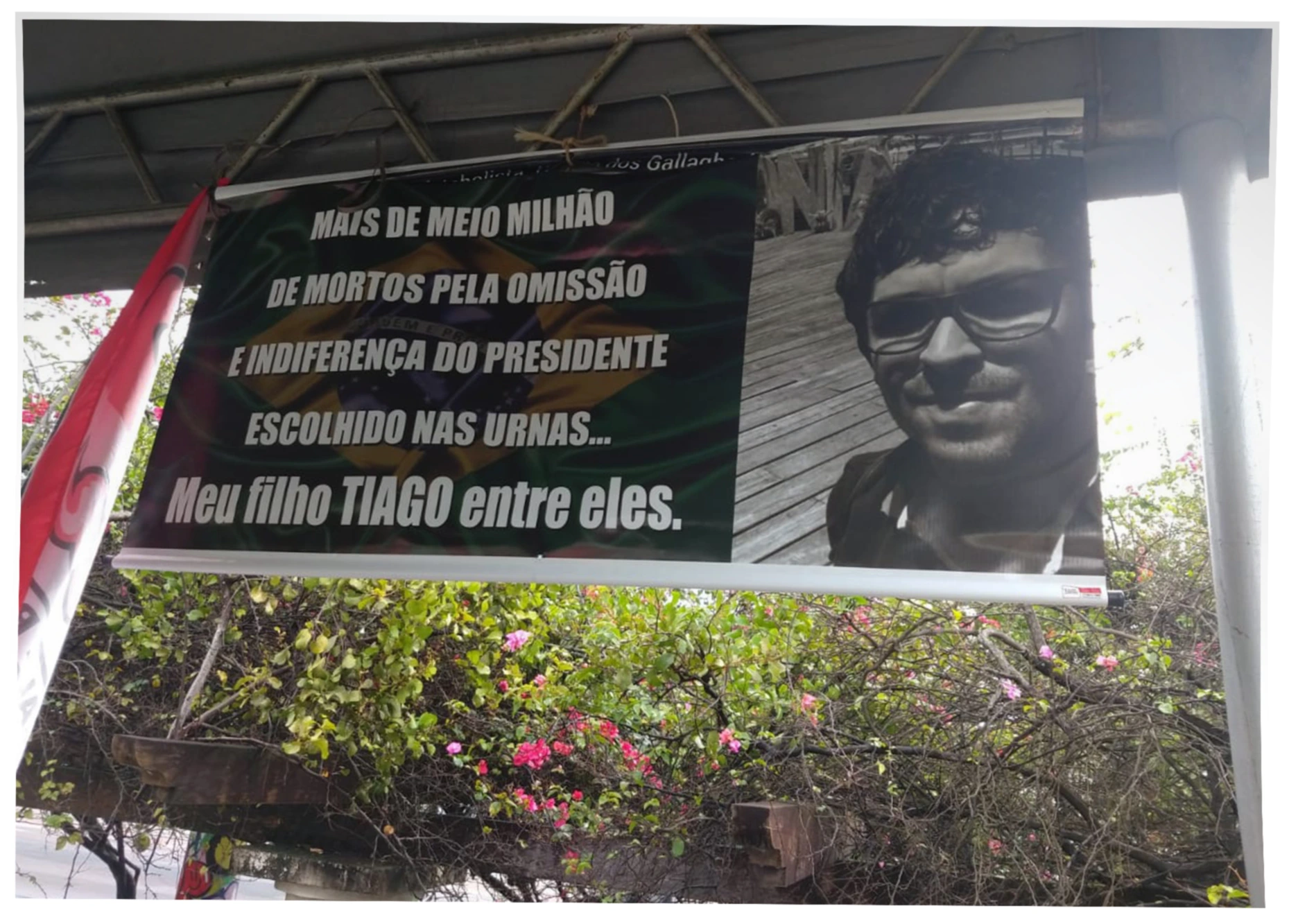 A faixa estendida na varanda marca o protesto de Lucynier contra a morte de seu filho Tiago. — Foto: acervo pessoal.