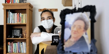 Paola perdeu a mãe, Italira, e hoje luta à frente da Avico por justiça e reparação. — Foto: acervo pessoal.