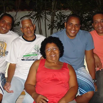 Em 21 dias, Wilson (à esq., com o pai, falecido em 2015), a mãe Maria Eugênia e os irmãos Wilton e Claudio. — Foto: acervo pessoal.