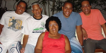 Em 21 dias, Wilson (à esq., com o pai, falecido em 2015), a mãe Maria Eugênia e os irmãos Wilton e Claudio. — Foto: acervo pessoal.