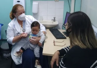A médica Anna Paula Baumblatt atende o bebê Emanuel. — Foto: Licia Oliveira.