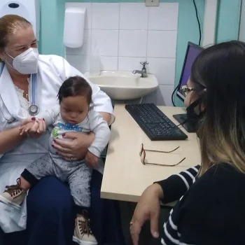 A médica Anna Paula Baumblatt atende o bebê Emanuel. — Foto: Licia Oliveira.