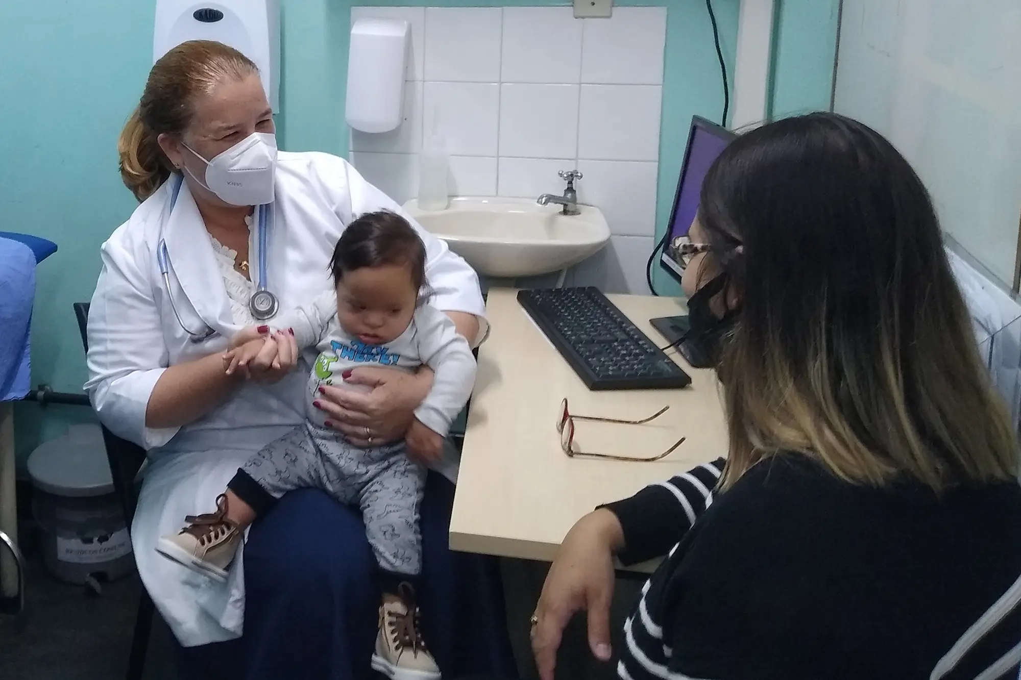 A médica Anna Paula Baumblatt atende o bebê Emanuel. — Foto: Licia Oliveira.