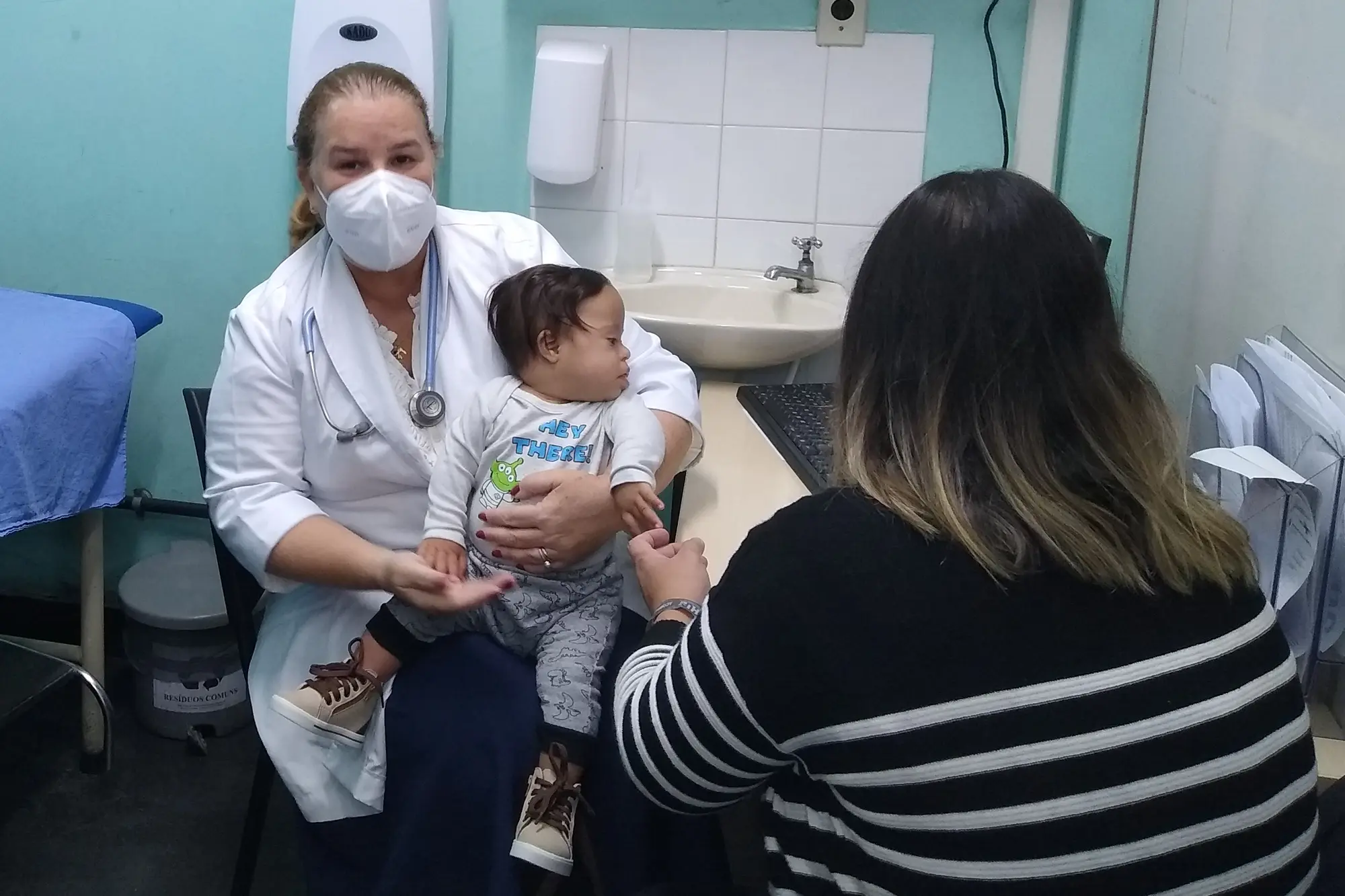 A médica Anna Paula Baumblatt atende o bebê Emanuel. — Foto: reprodução.