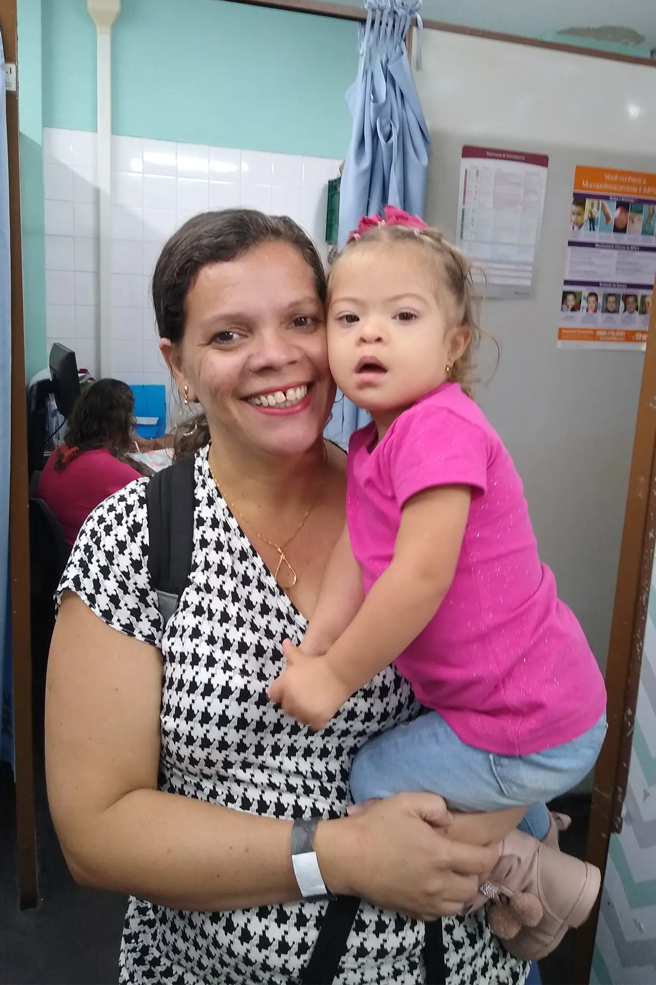 A paciente Bruna Letícia e sua mãe Gisele Victorino. — Foto: Licia Oliveira.