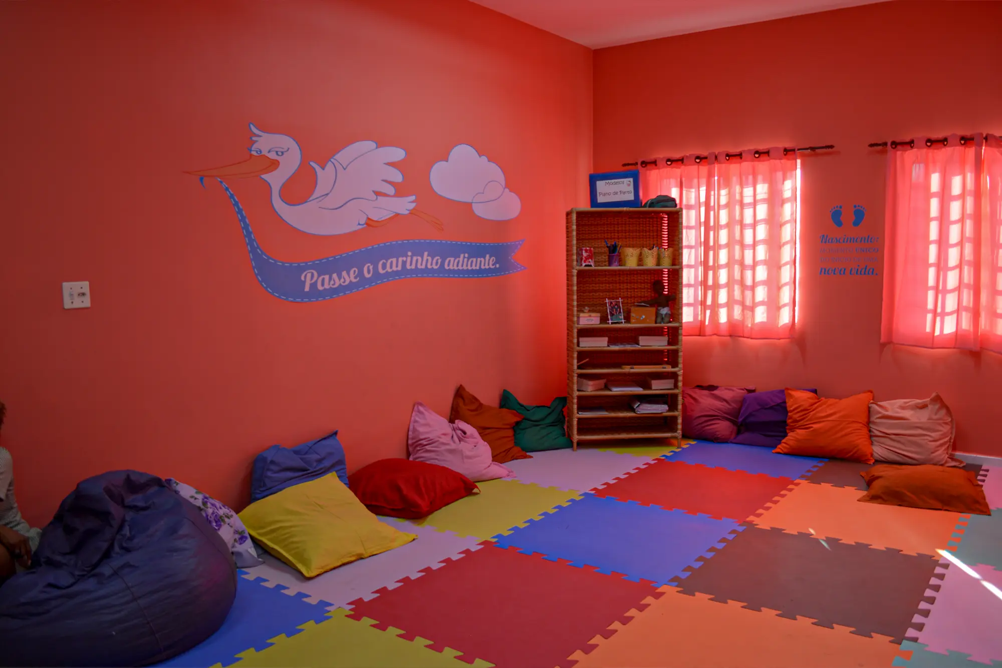Sala de grupo da casa onde acontecem as oficinas educativas e de acolhimento e as rodas de conversa. — Foto: Luíza Zauza.