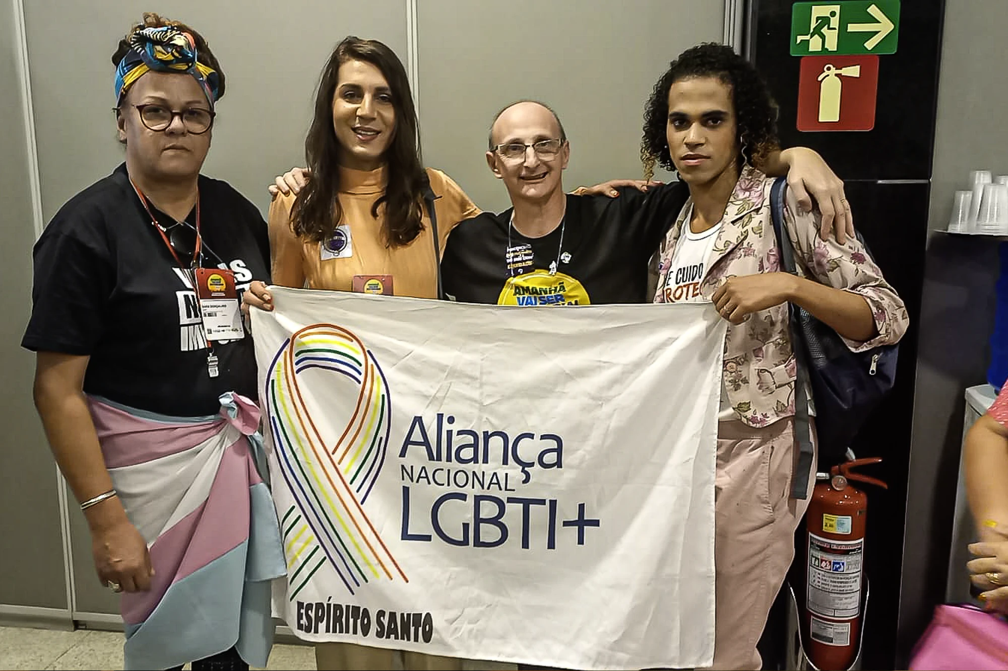 Sara Gonçalves, Layza Lima (de cabelo comprido) e Nathalia Bittencourt, da Aliança LGBTI, posam com o então presidente do CNS, Fernando Pigatto. — Foto: acervo pessoal.