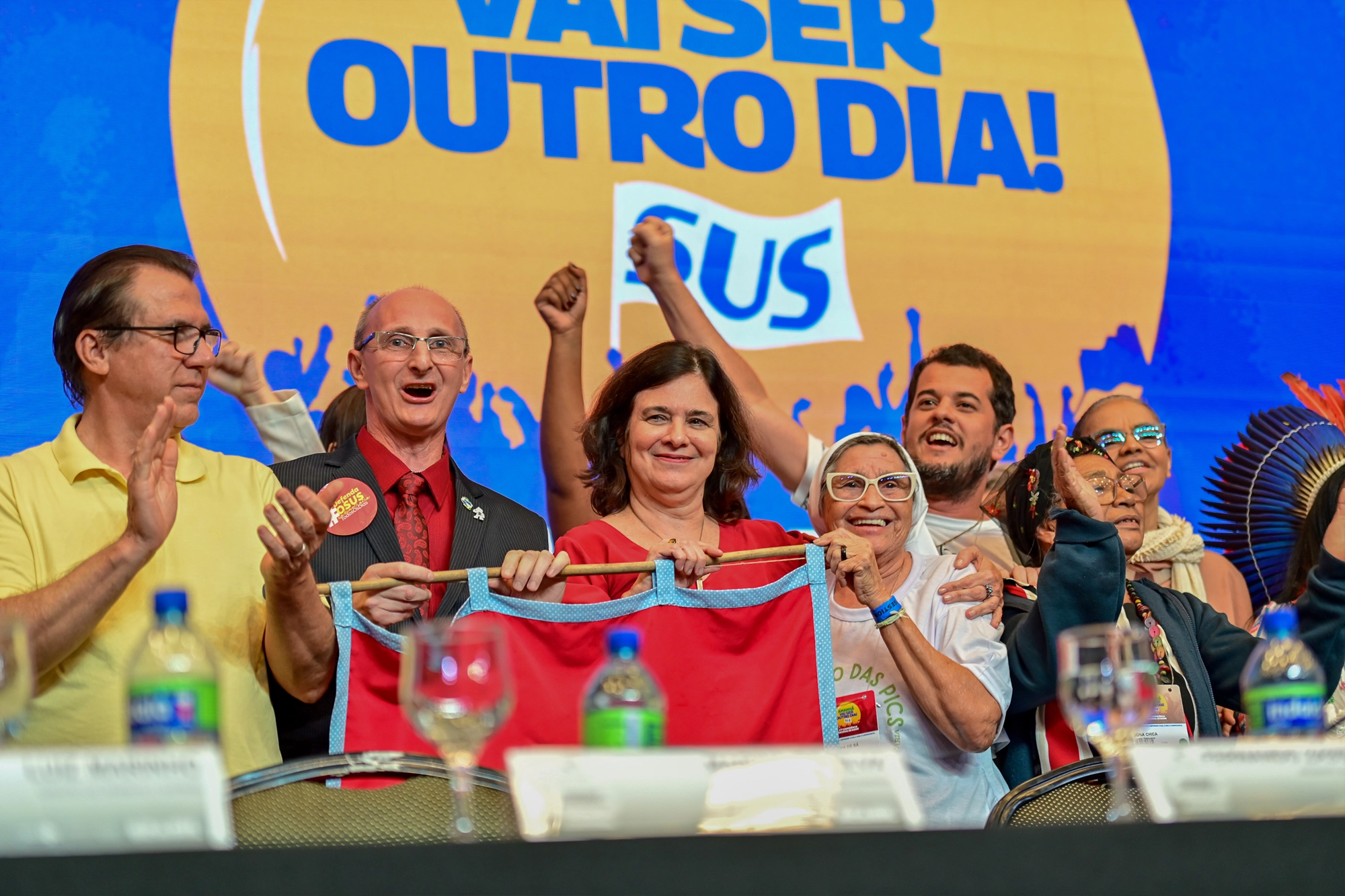 Na abertura da 17ª, Irmã Terezinha demonstra apoio à ministra da Saúde, Nísia Trindade Lima: choro de emoção. — Foto: Eduardo de Oliveira.