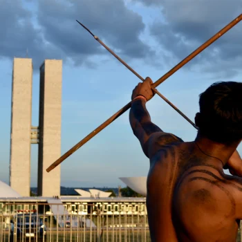 Indígena xinguano protesta contra o Marco Temporal no Acampamento Terra Livre em Brasília, em 2022. — Foto: Isabella Kariri.