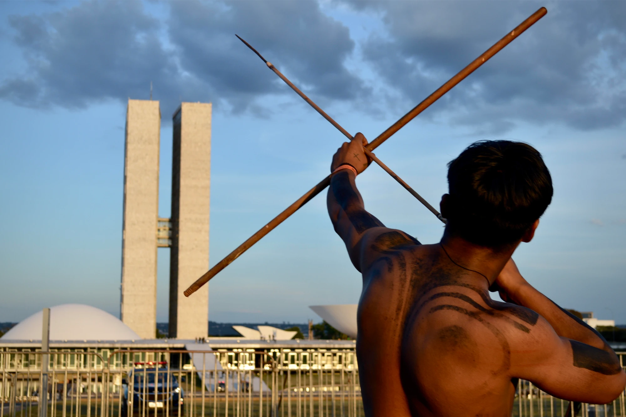 Indígena xinguano protesta contra o Marco Temporal no Acampamento Terra Livre em Brasília, em 2022. — Foto: Isabella Kariri.