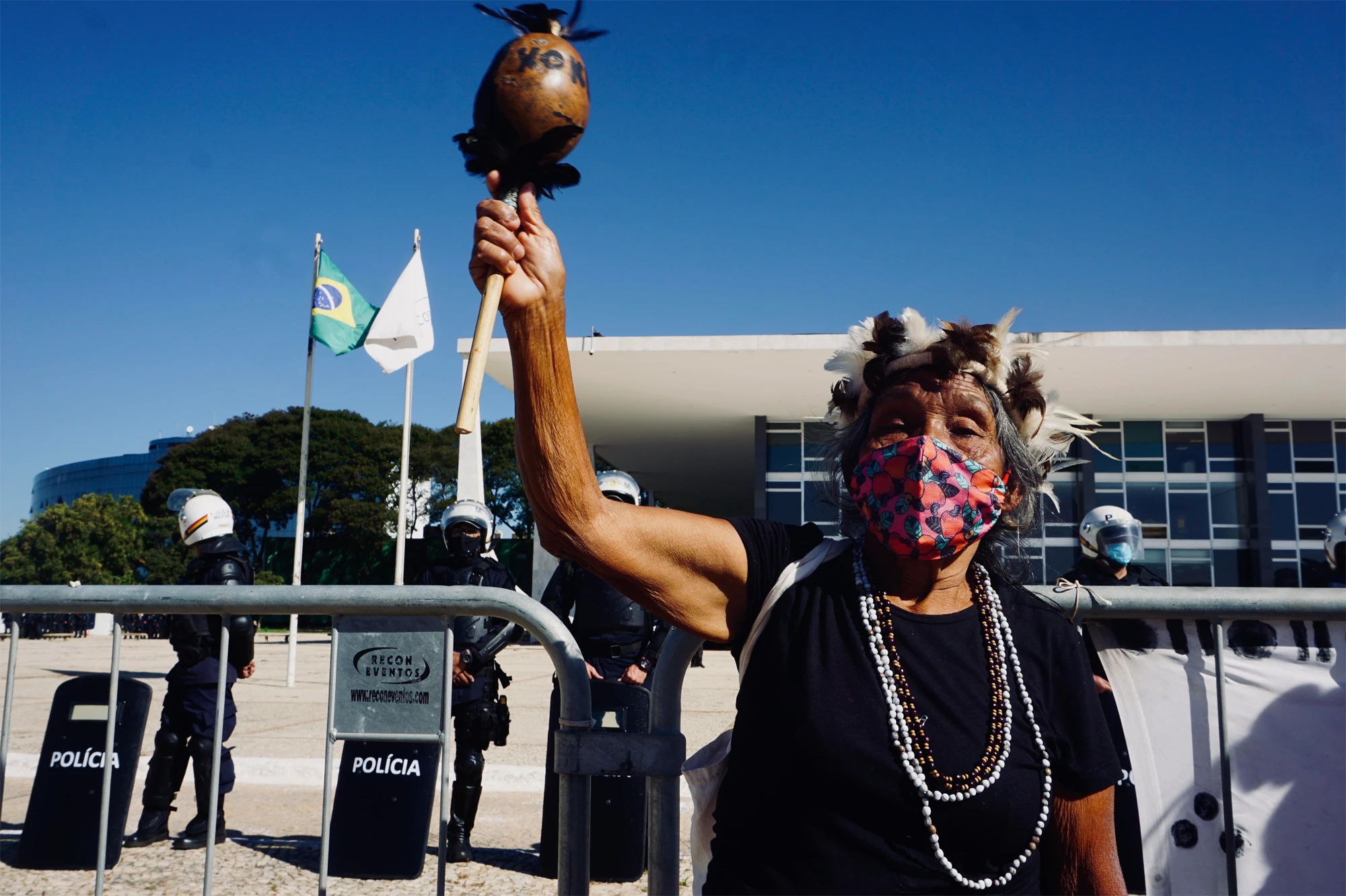 Luta contra o marco temporal mobiliza indígenas de todas as etnias e idades, como anciã Isabella Xokleng, fotografada em frente ao STF, em 2021. Foto: Isabella Kariri.