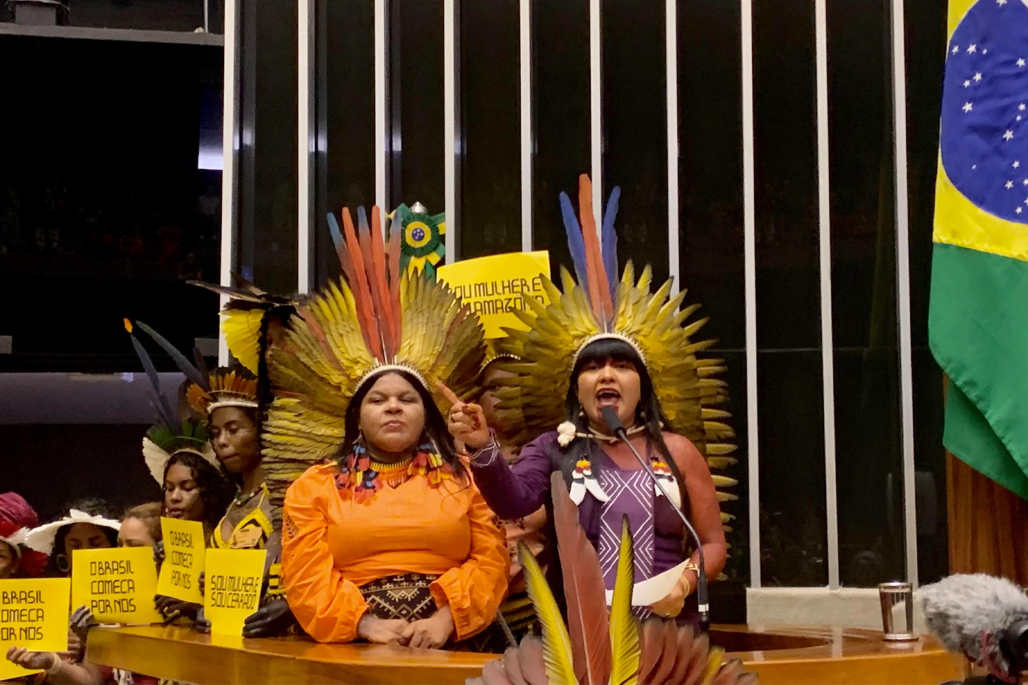 Sessão Solene na Câmara dos Deputados durante a 3ª Marcha das Mulheres Indígenas, quando foi apresentado o PL contra a violência a mulheres indígenas, da deputada Célia Xakriabá. — Foto: Isabella Kariri.