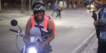 A motoqueira Taiane Ribeiro, no Rio de Janeiro: rotina de cansaço e pouco dinheiro. — Foto: Nuria Souza.