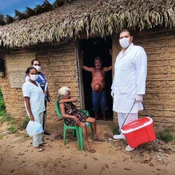 Para fazer a vacina chegar a quilombolas e ribeirinhos no distrito de São Miguel, em Rosário, no Maranhão, os profissionais de saúde da Unidade Básica de Saúde (UBS) cruzam o rio de barco — ou enfrentam estradas alagadas a pé. “Toda essa luta é para fazermos o SUS chegar a todos”, narra o enfermeiro Armando Rodrigues. — Foto: Divulgação.