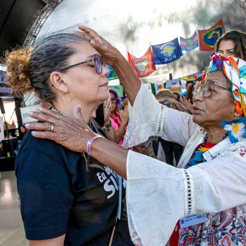 Mão de benzedeira: Dona Chica ensina que o cuidado afetuoso é essencial para a saúde. — Foto: Eduardo de Oliveira.