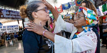 Mão de benzedeira: Dona Chica ensina que o cuidado afetuoso é essencial para a saúde. — Foto: Eduardo de Oliveira.