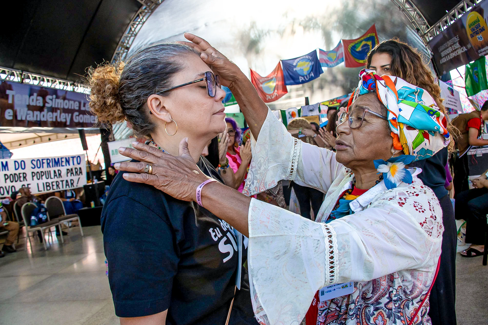 Mão de benzedeira: Dona Chica ensina que o cuidado afetuoso é essencial para a saúde. — Foto: Eduardo de Oliveira.