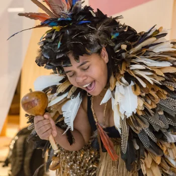 A artista Glicéria Tupinambá e o manto sagrado do seu povo. — Foto: André Seiti.