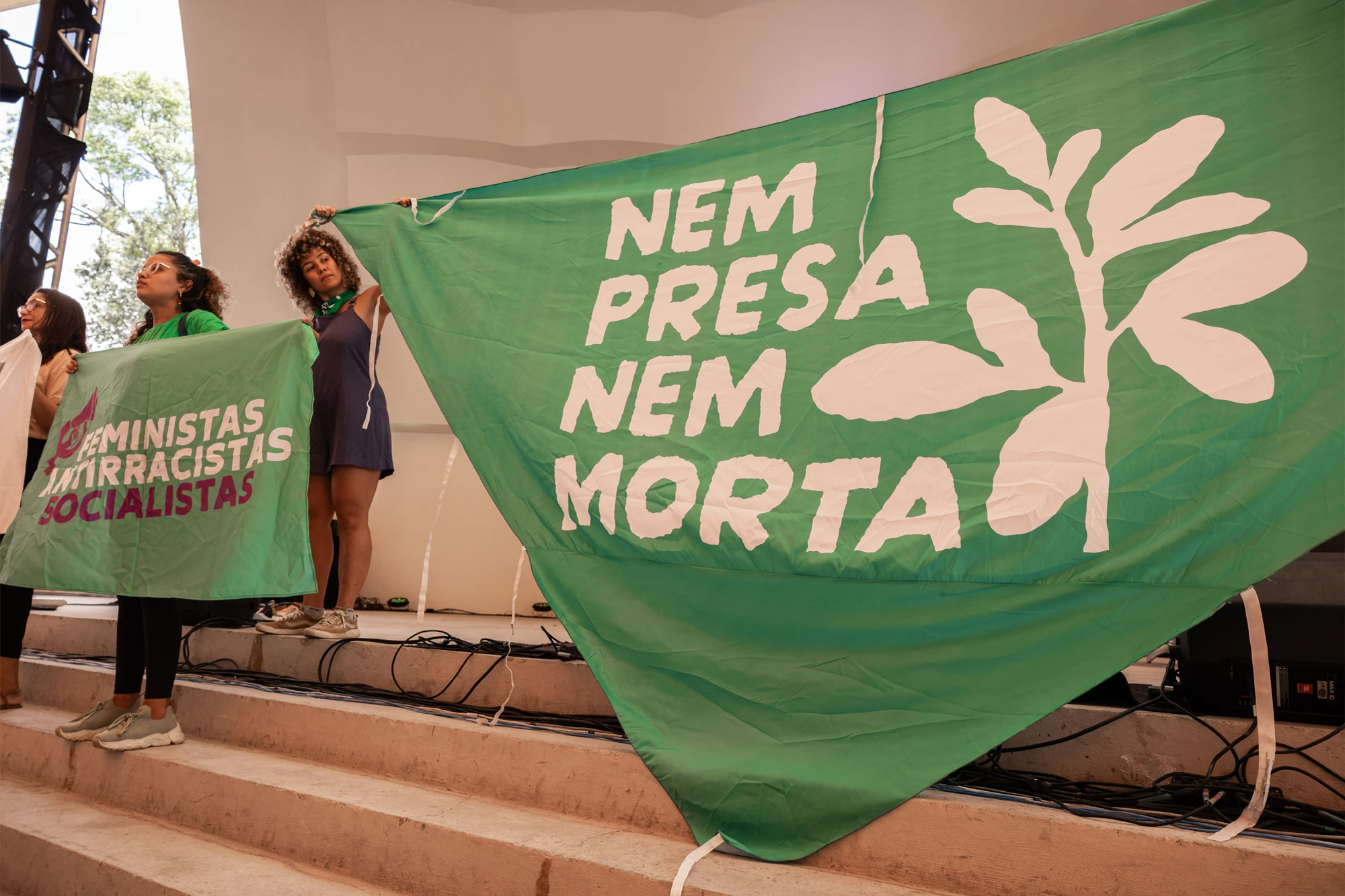 Bandeira do movimento Nem presa nem morta, ação coletiva para fomentar o debate público sobre aborto no Brasil. — Foto: Mateus Serrer.