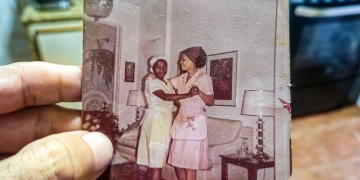 Dona Nicinha (à direita), a mãe do fotógrafo, com sua grande amiga Maria. — Foto: acervo pessoal.