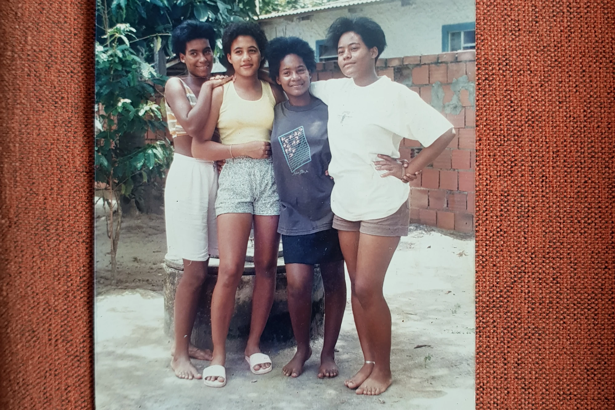 Em foto de 1991, Adriana (de blusa branca) e suas irmãs Patrícia, Mônica e Irene: sandália compartilhada.
— Foto: acervo pessoal.