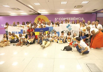 Delegados e convidados se juntam para uma foto na entrada do auditório Ivone Lara, local das plenárias da 5ª CNSM Domingos Sávio. — Fotos: Ascom/CNS, Erasmo Salomão, Elias Santos, Astronauta Filmes e Rede Colaborativa da 5ª CNSM
