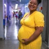 Beatriz ganhou mais segurança depois de participar da roda de conversa de aleitamento materno no BLH do IFF. — Foto: Eduardo de Oliveira.