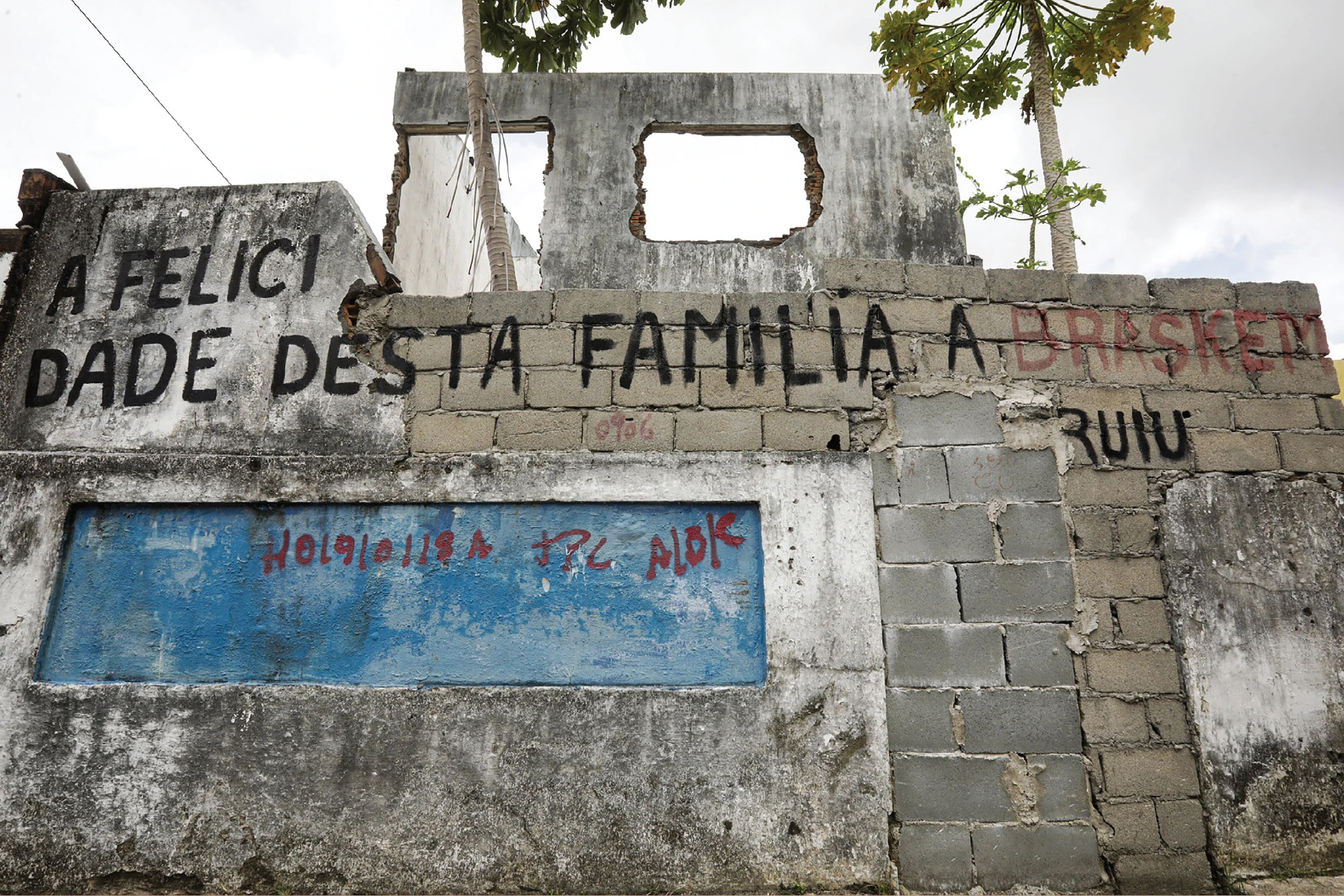 Moradores deixaram suas casas à força e seu protesto foi escrito nas paredes do que hoje é um bairro-fantasma. — Foto: Joédson Alves / Agência Brasil.