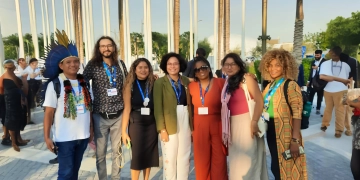 Representantes de Povos e Comunidades Tradicionais (PCTs) mato-grossenses com Edel Moraes (ao centro), secretária nacional de PCTs do Ministério do Meio Ambiente. — Foto: Acervo Particular.