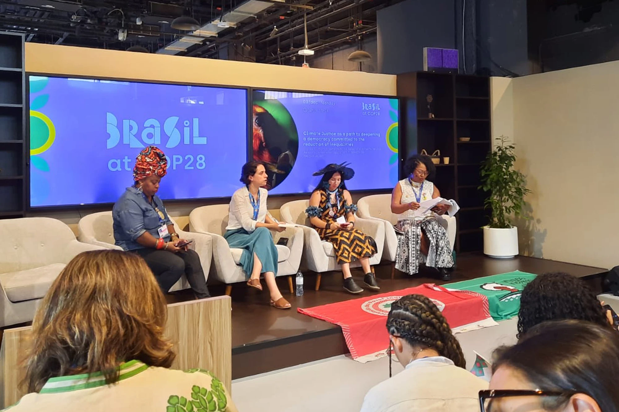 No Pavilhão do Brasil, evento discute a participação de mulheres negras e indígenas nos debates do clima. — Foto: Acervo Particular.