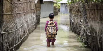 Enchentes e alagamentos em diversas regiões do globo impactam, em maior escala, pessoas mais pobres. — Foto: UNICEF/Akash.